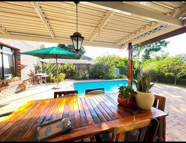 5 BEDROOM HOUSE FOR SALE IN BERGZICHT